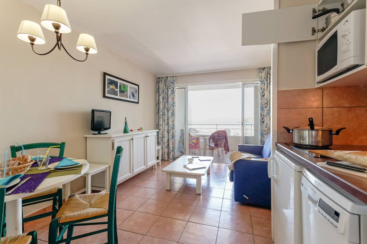 Standard 1 Bedroom Apartment for 4 people | Private kitchen | Fridge, microwave, dishwasher, high chair