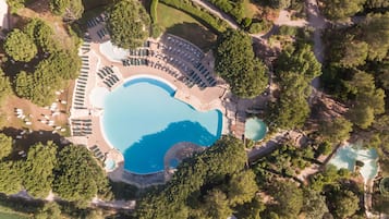 Seasonal outdoor pool, pool umbrellas, sun loungers
