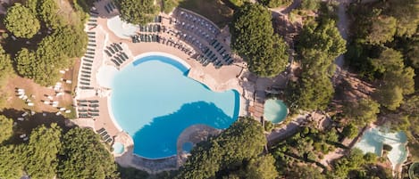 Piscine extérieure (ouverte en saison), parasols de plage