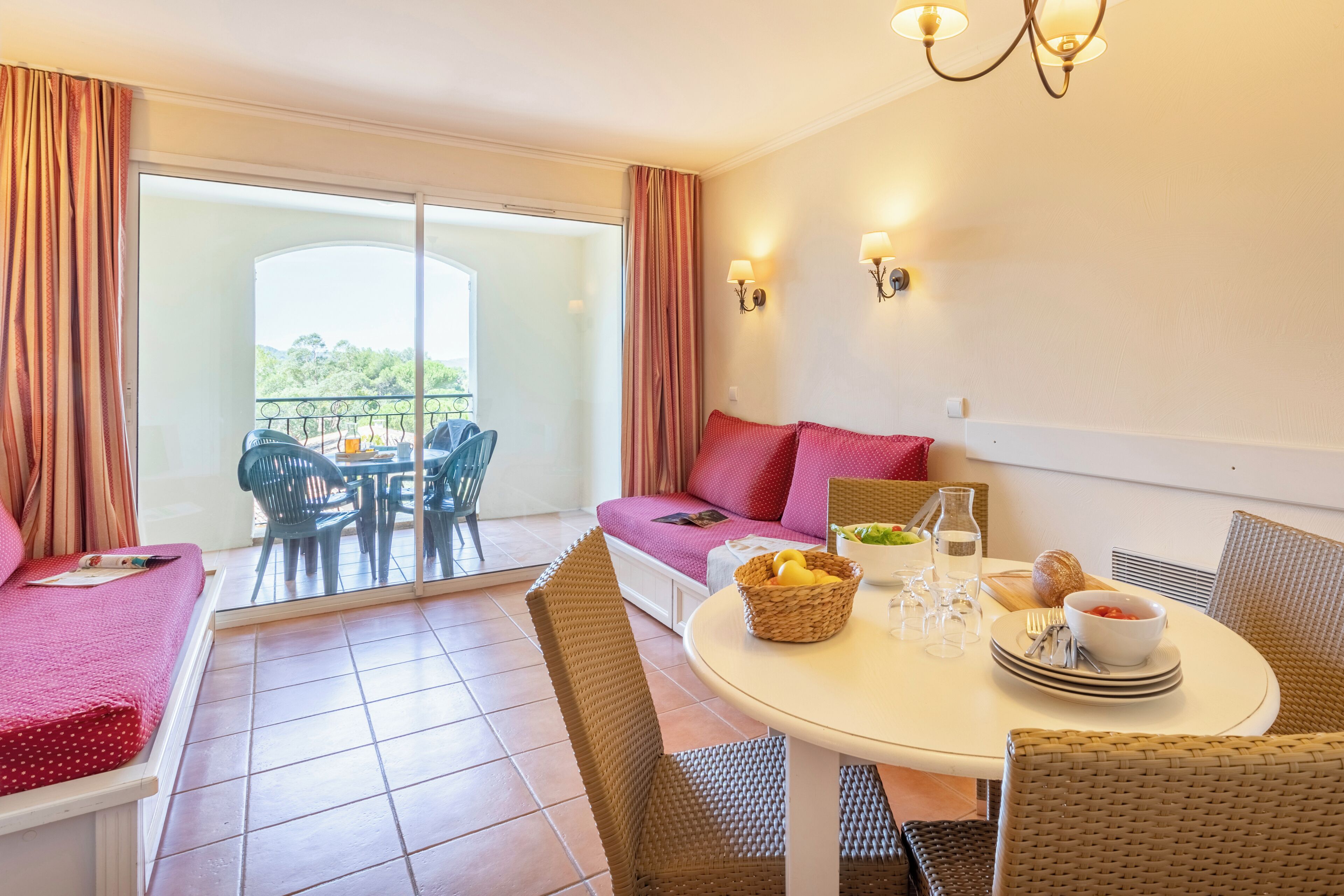 Appartement 5 personnes - 1 chambre - Balcon ou Terrasse - Standard | Living area | Flat-screen TV, ping pong, books