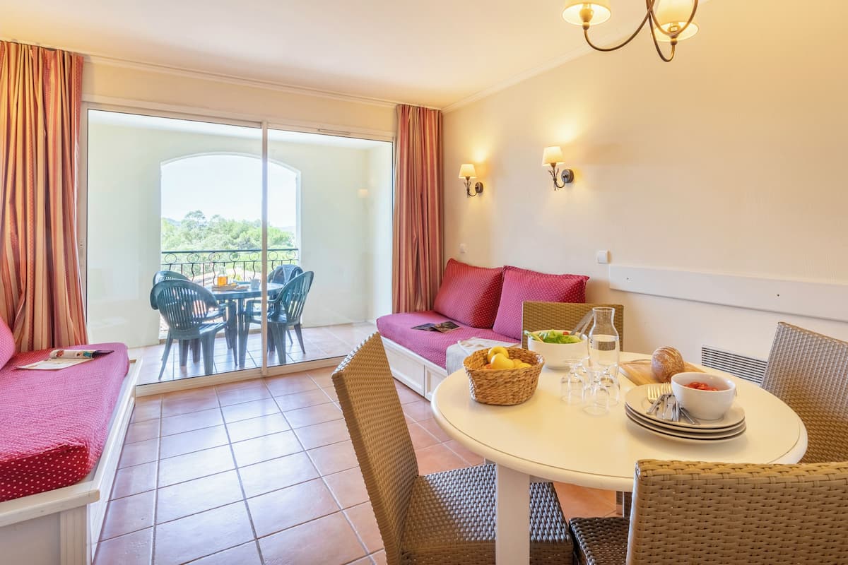 Appartement 5 personnes - 1 chambre - Balcon ou Terrasse | Wohnbereich | Flachbildfernseher, Tischtennisplatte, Bücher