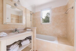 Maison 8 personnes - 2 chambres + 1  coin nuit - Duplex - Jardin - Quartier Taillades | Salle de bain | Articles de toilette écologiques, sèche-cheveux, serviettes fournies