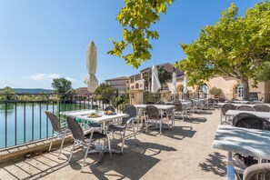 3 restaurantes, se sirven desayunos, comidas, cenas y cocina local