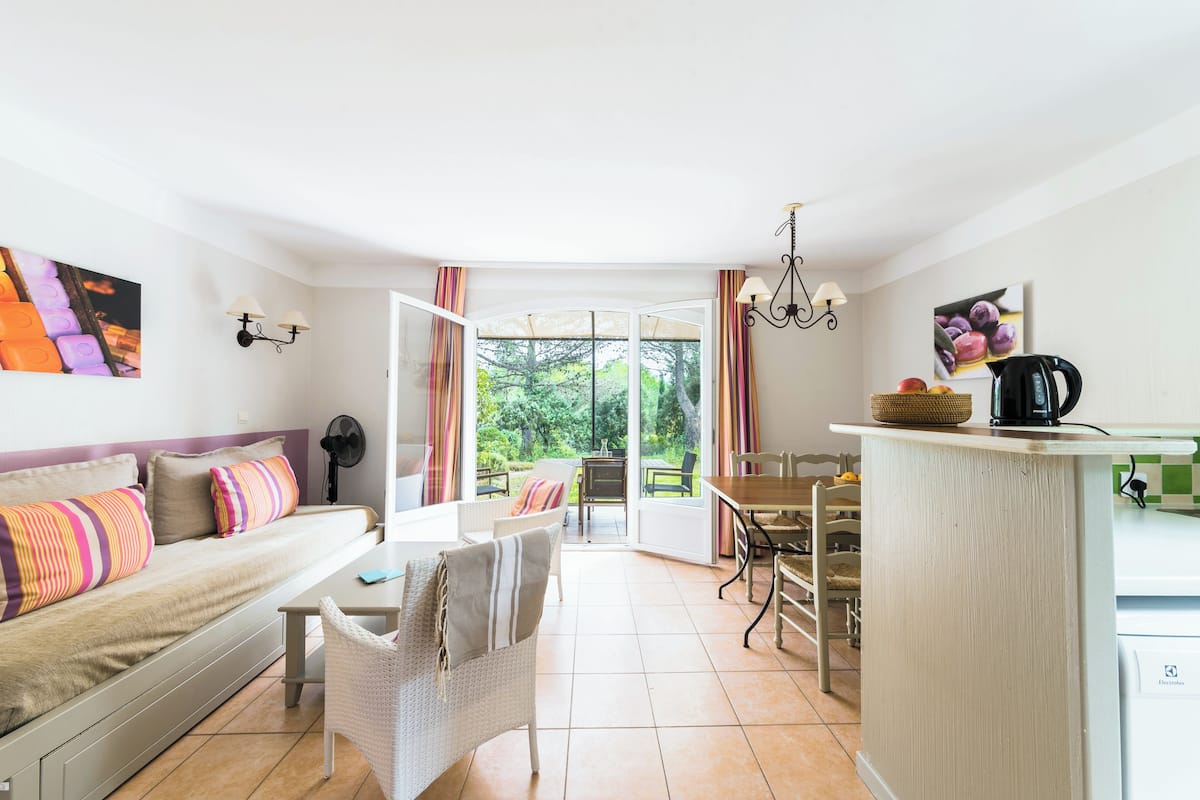 Ferienhaus, 2 Schlafzimmer, zum Garten hin | Wohnbereich | Flachbildfernseher, Tischtennisplatte, Bücher