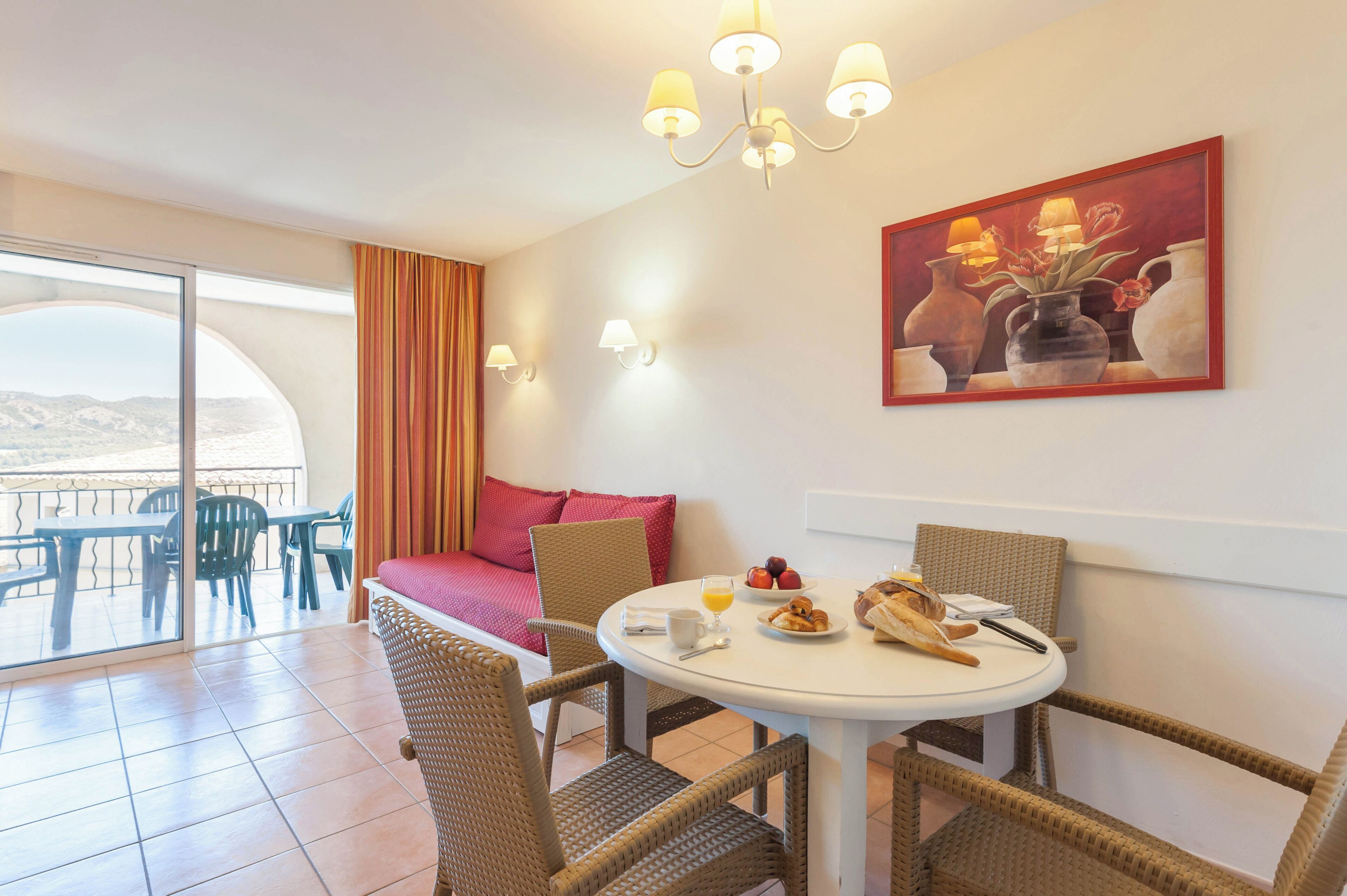 Una televisión de pantalla plana, una mesa de tenis de mesa, libros