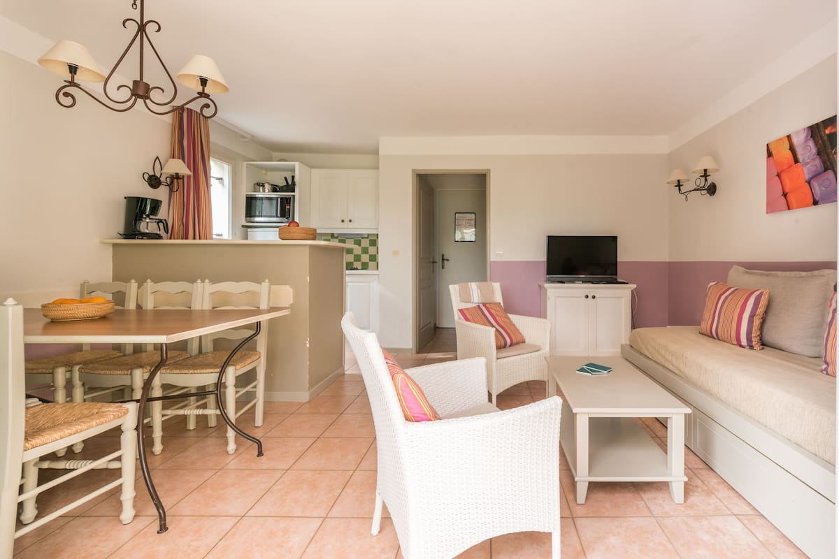 House 6 people - 2 bedrooms - Duplex - Garden - Taillades district | Living area | Flat-screen TV, table tennis, books