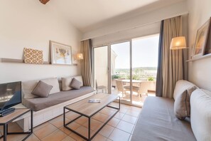 Departamento, 1 habitación, balcón | Área de sala de estar | Televisión de pantalla plana, tenis de mesa y libros 