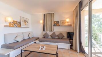 Apartamento, 1 habitación, balcón | 1 dormitorio, caja fuerte, cortinas opacas y cunas (de pago)