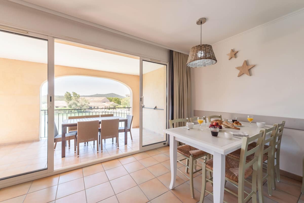 Apartamento, 1 habitación, balcón | Sala de estar | Una televisión de pantalla plana, una mesa de tenis de mesa, libros