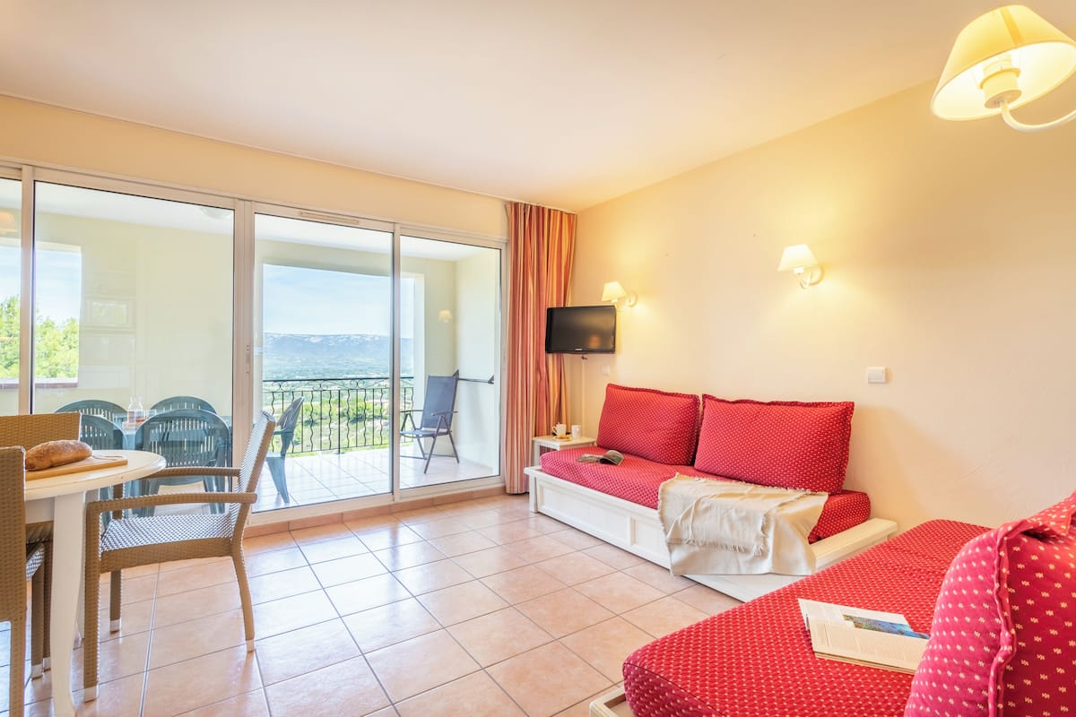 Apartment 7 people - 1 bedroom + 1 sleeping alcove - Balcony or Terrace | Living area | Flat-screen TV, table tennis, books
