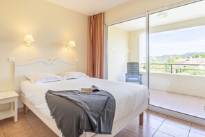 Värdeförvaringsskåp på rummet, mörkläggningsgardiner och barnsängar