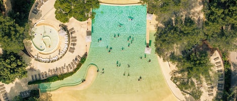 Piscina externa sazonal, guarda-sóis, espreguiçadeiras