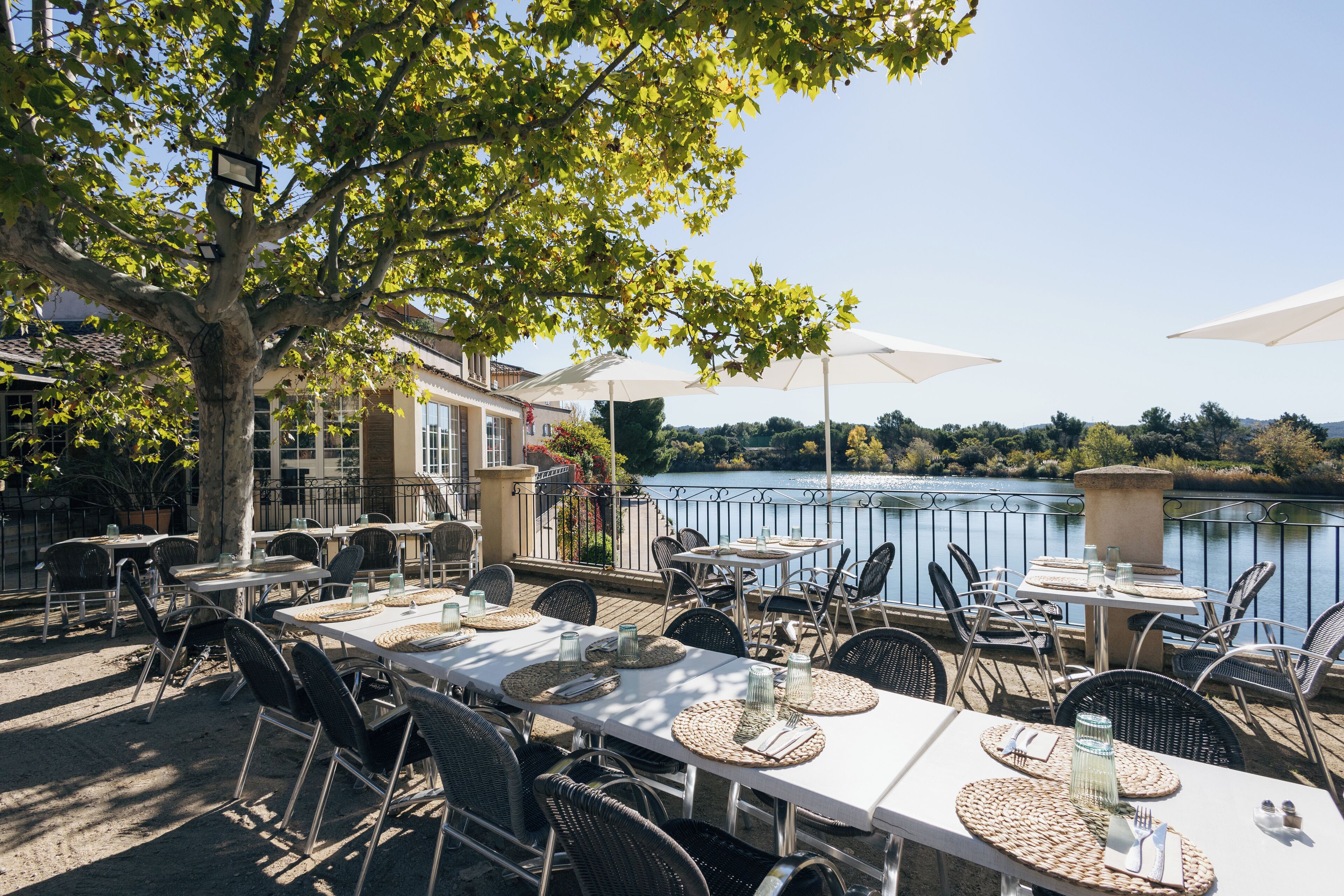 5 restaurants; breakfast, lunch and dinner served 