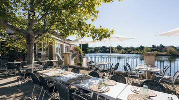 5 restaurants; breakfast, lunch and dinner served