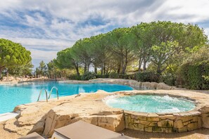 季节性开放的室外游泳池，池畔遮阳伞，日光浴躺椅