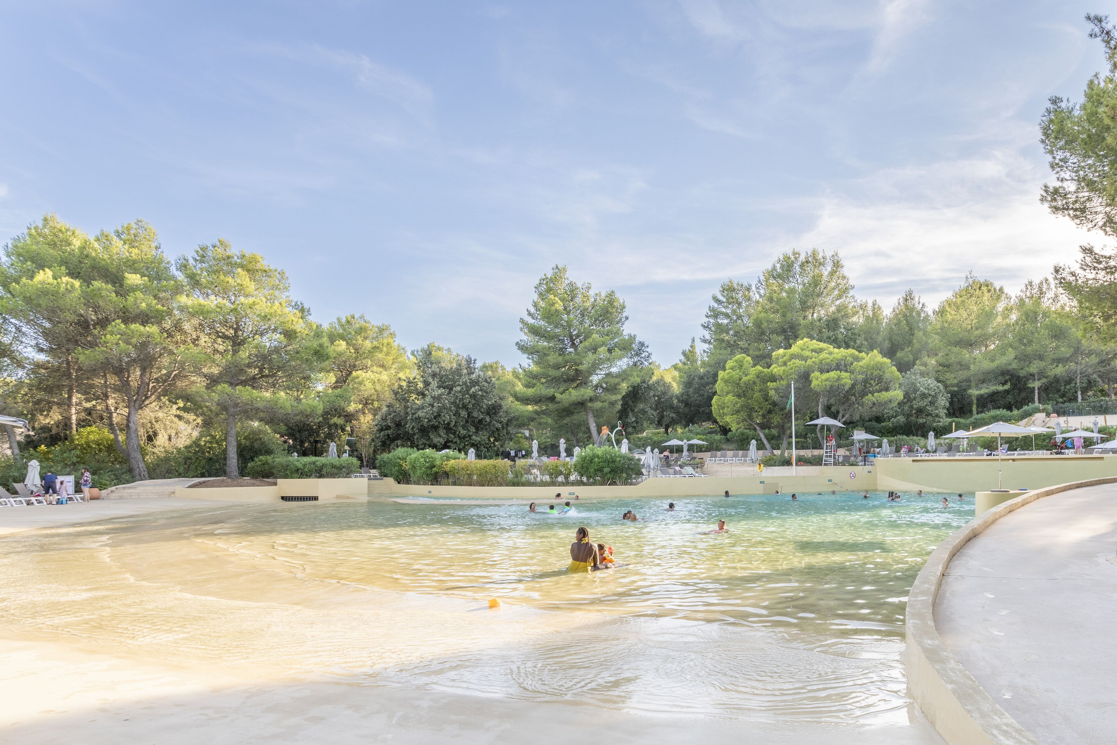 Piscine extérieure (ouverte en saison), parasols de plage