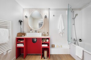Studio 2 people | Bathroom | Eco-friendly toiletries, hair dryer, bathrobes, towels - Pierre & Vacances Résidence premium Haguna (Biarritz)