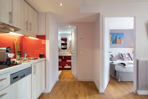 Apartment 4 people - 1 bedroom | Living area | Flat-screen TV, books