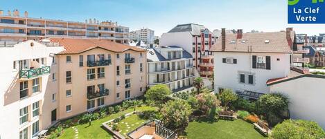 Vista frontal de la propiedad