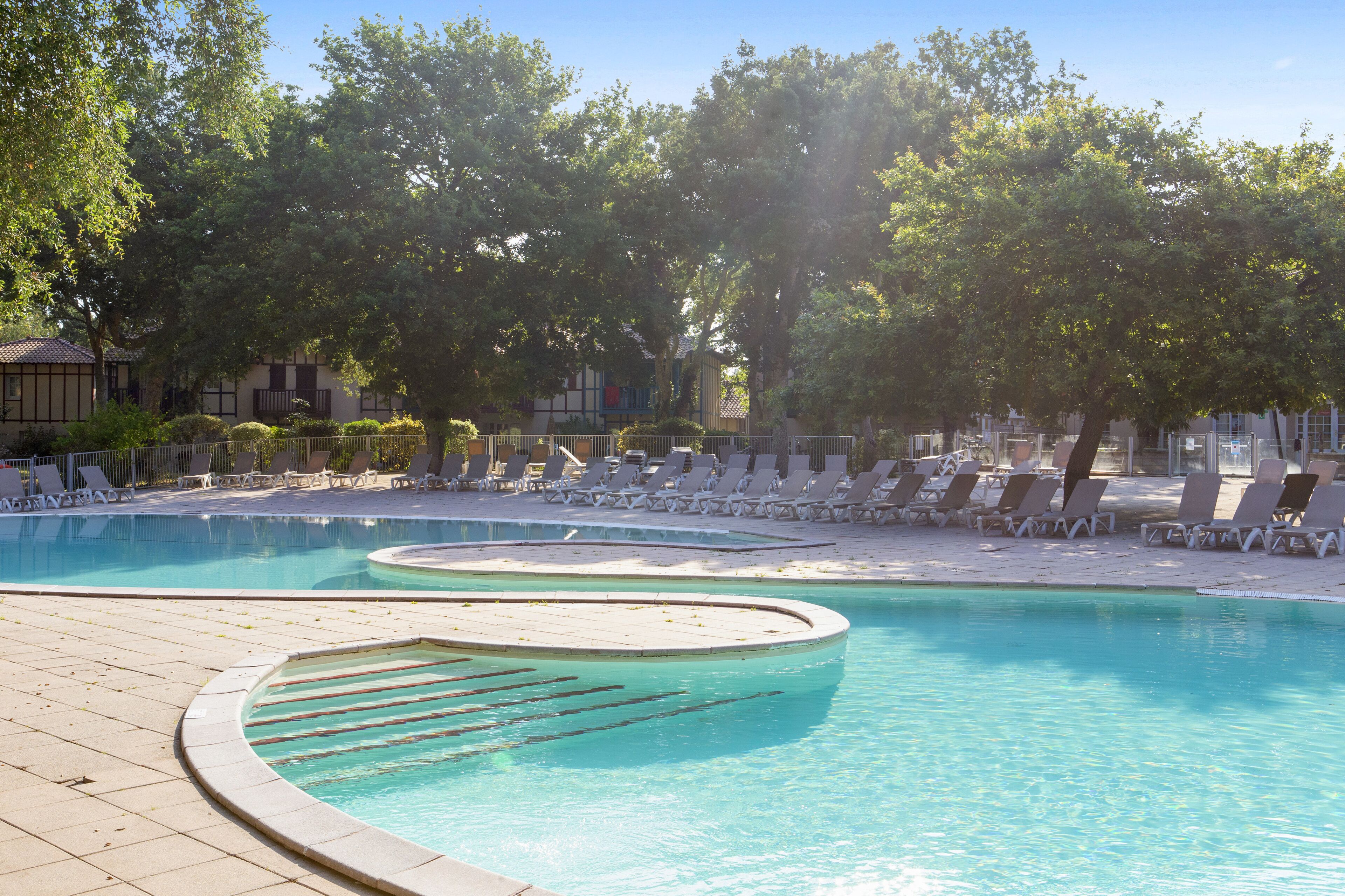 4 outdoor pools, pool loungers