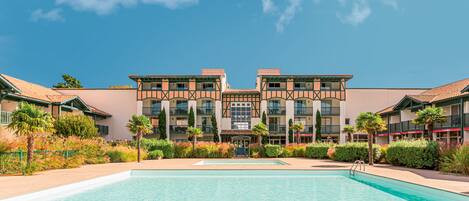 4 piscinas al aire libre, tumbonas