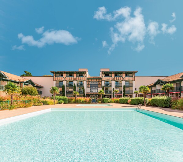 4 outdoor pools, pool loungers