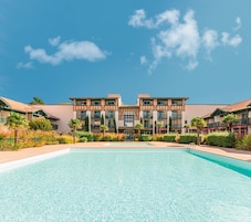 4 outdoor pools, pool loungers