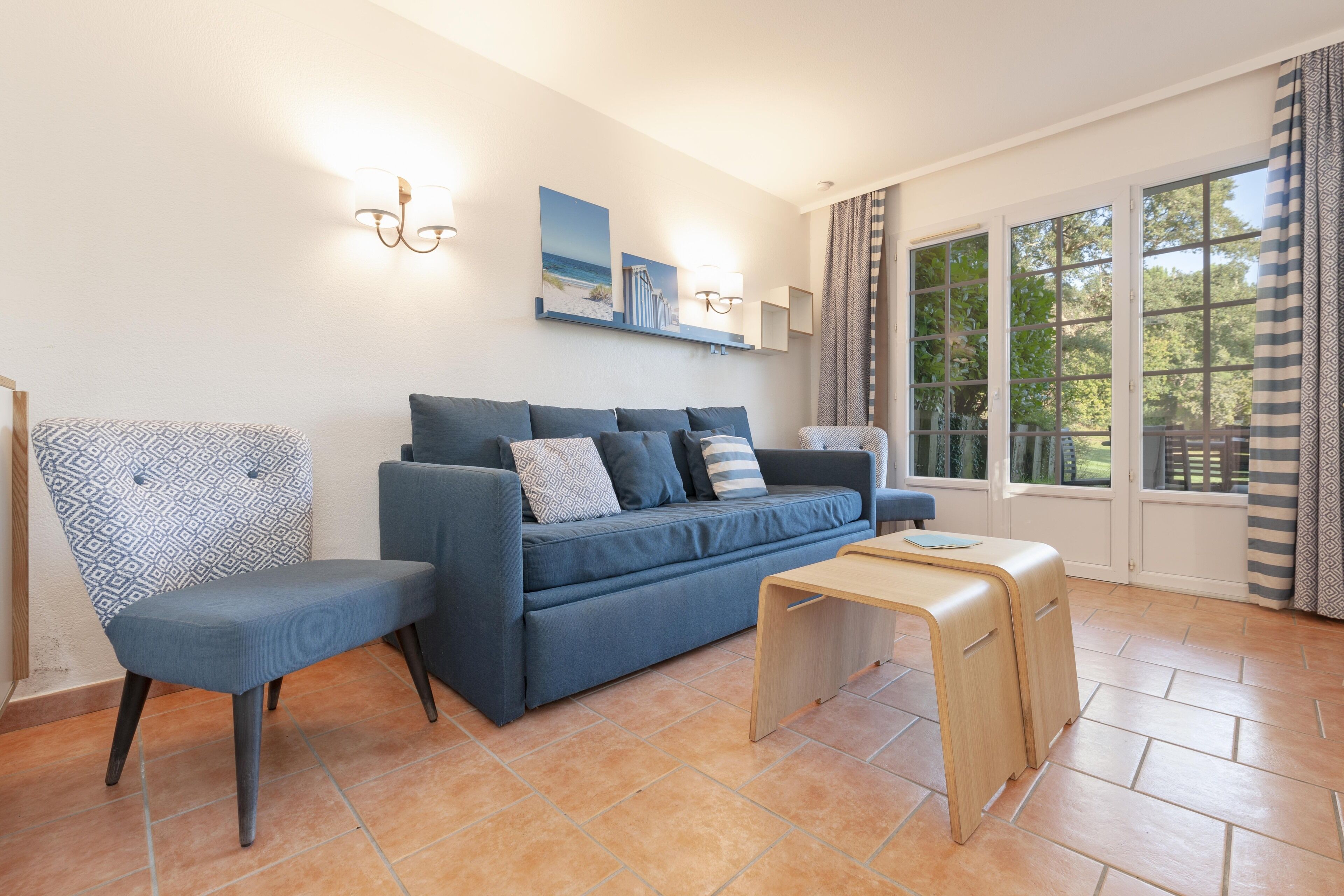 Casa, 2 habitaciones | Área de sala de estar | Televisión y tenis de mesa 