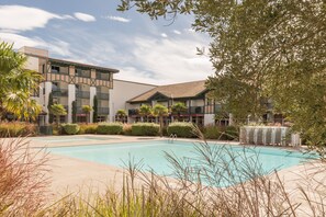 4 outdoor pools, pool loungers