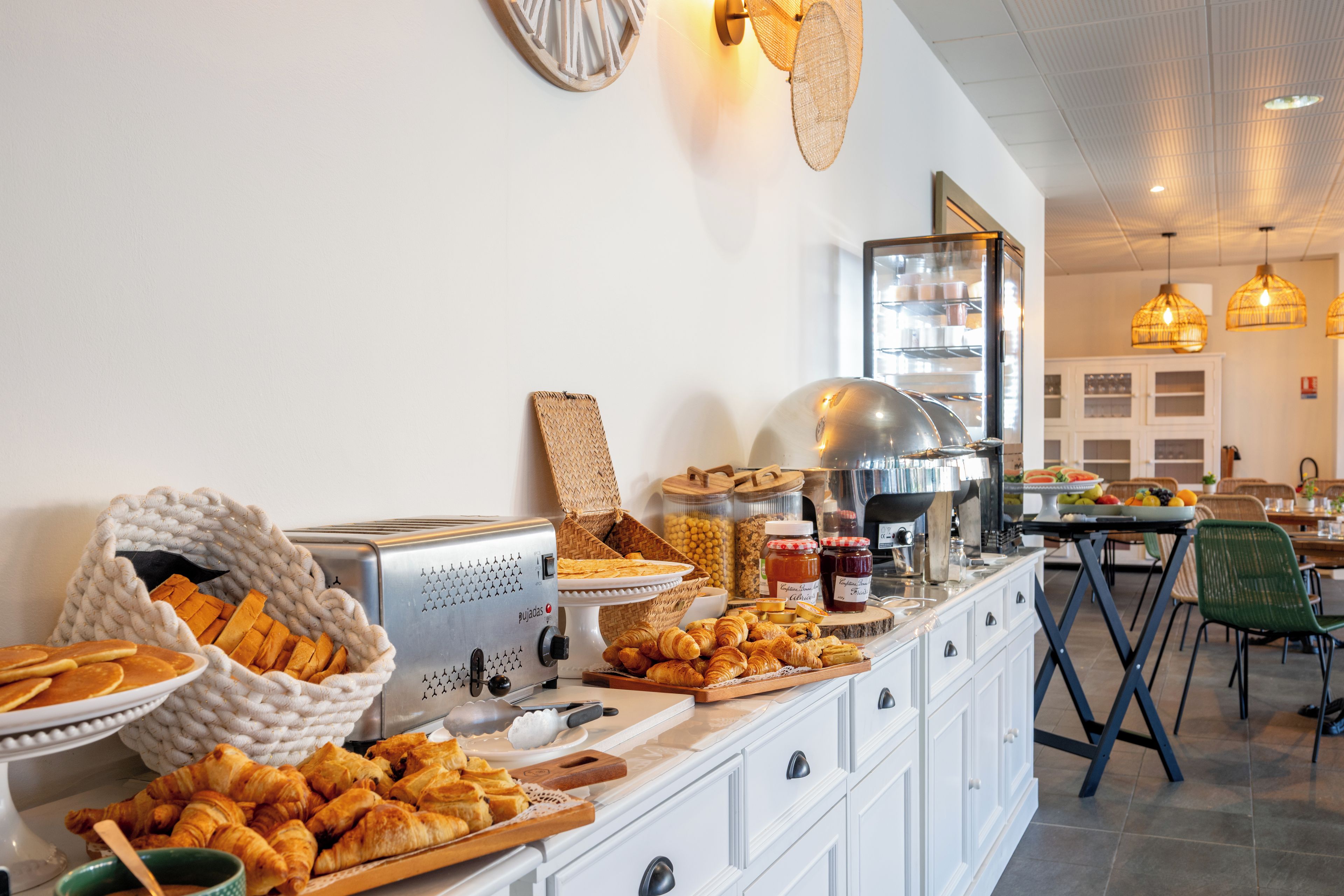 Un espace buffet proposant divers plats et une machine à café.