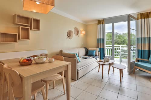 Appartement 4 personnes - 1 chambre - Terrasse - Rénové | Living area | TV, ping pong
