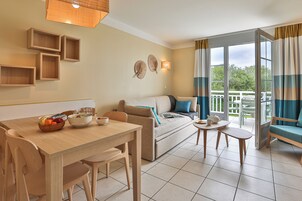 Appartement 4 personnes - 1 chambre - Terrasse - Rénové | Living area | TV, table tennis