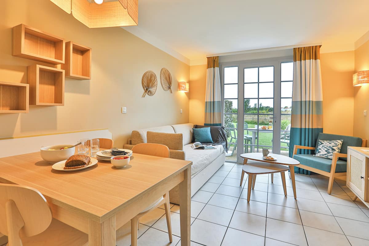 Maison 4 personnes - 1 chambre - Terrasse - Duplex - Quartier Domaine du Moulin - Rénové | Living area | TV, table tennis