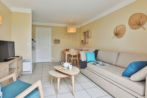 Appartement 4 personnes - 1 chambre - Terrasse - Rénové | Living area | TV, ping pong - Résidence Pierre & Vacances Le Domaine de Bourgenay (Talmont-Saint-Hilaire)