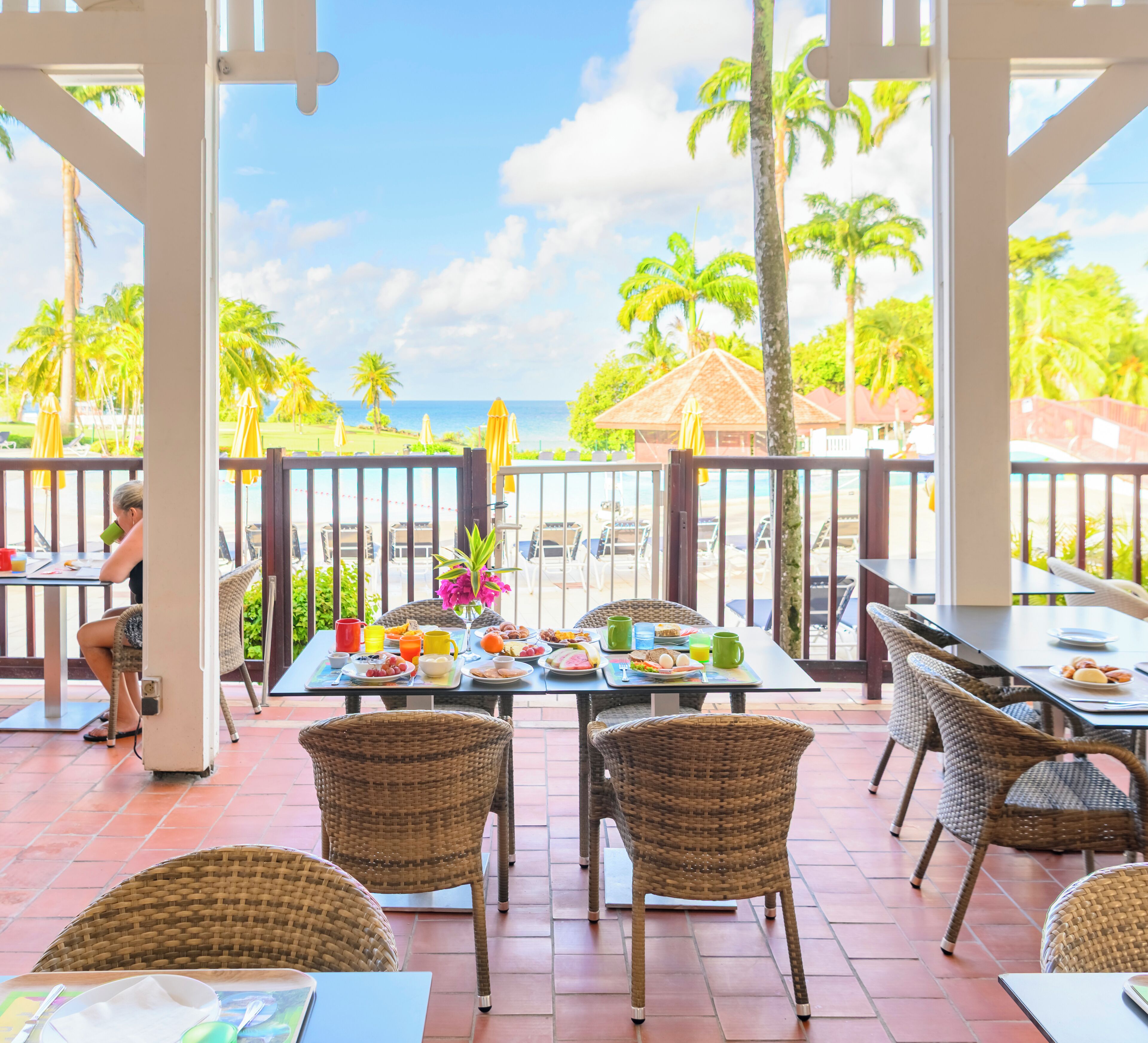 Petit déjeuner buffet (18 EUR par personne)