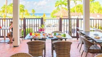 Petit déjeuner buffet (18 EUR par personne)