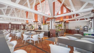 2 restaurants, breakfast served