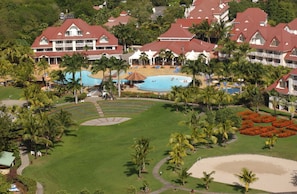 Piscine extérieure, parasols de plage, chaises longues