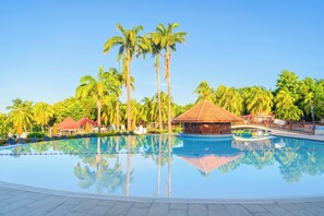 Piscine extérieure, parasols de plage, chaises longues