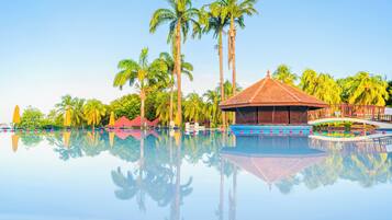 Piscine extérieure, parasols de plage, chaises longues