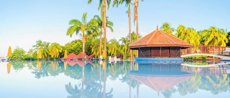 Piscine extérieure, parasols, chaises longues
