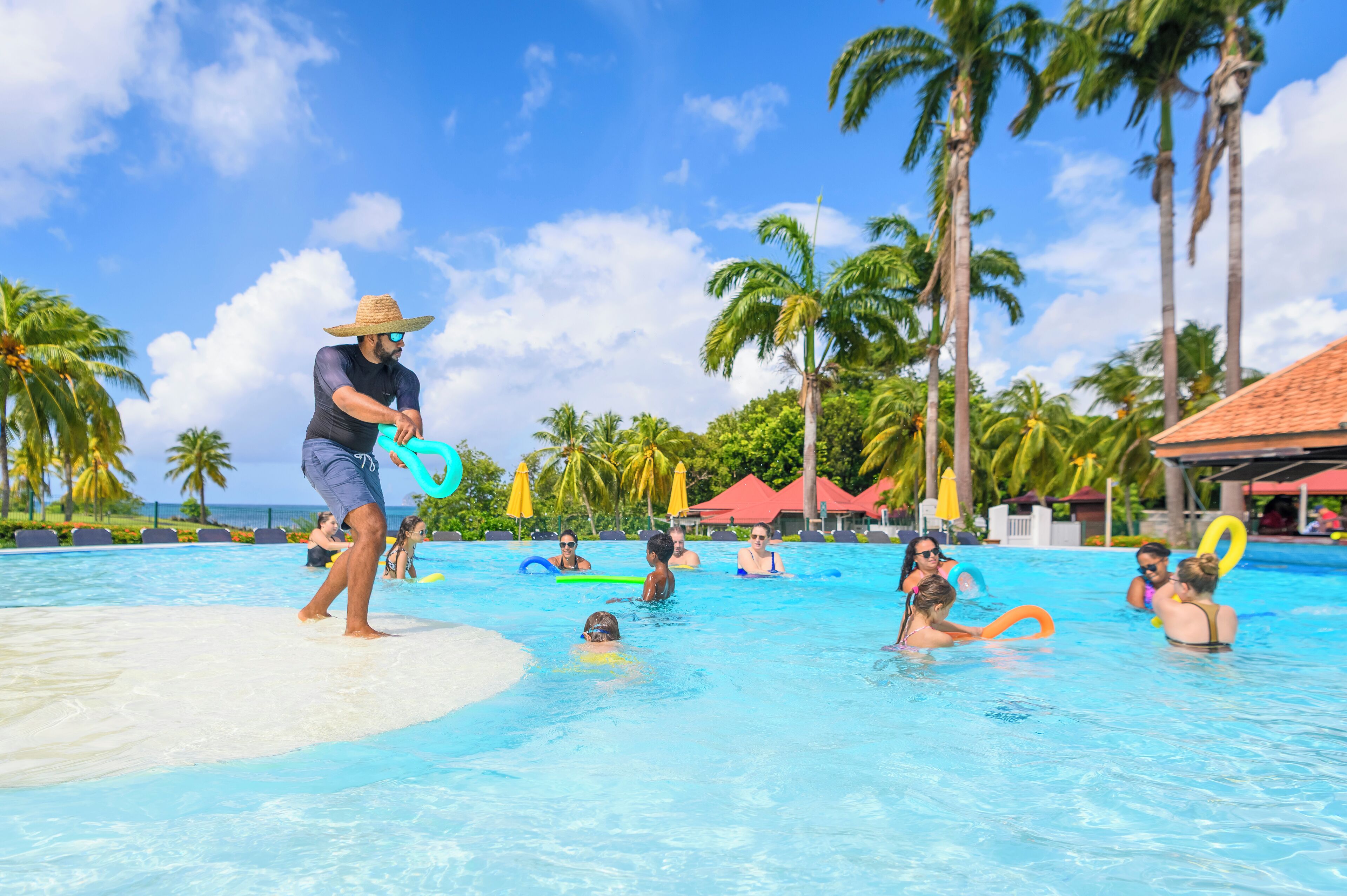 Utomhuspool, parasoller och solstolar