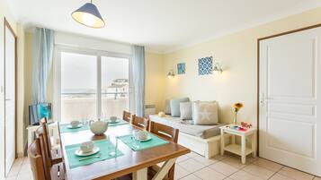 Apartment 6 people - 2 bedrooms - Balcony - Sea view | Living area | TV