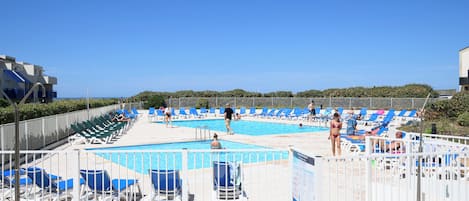 Außenpool (je nach Saison geöffnet), Liegestühle