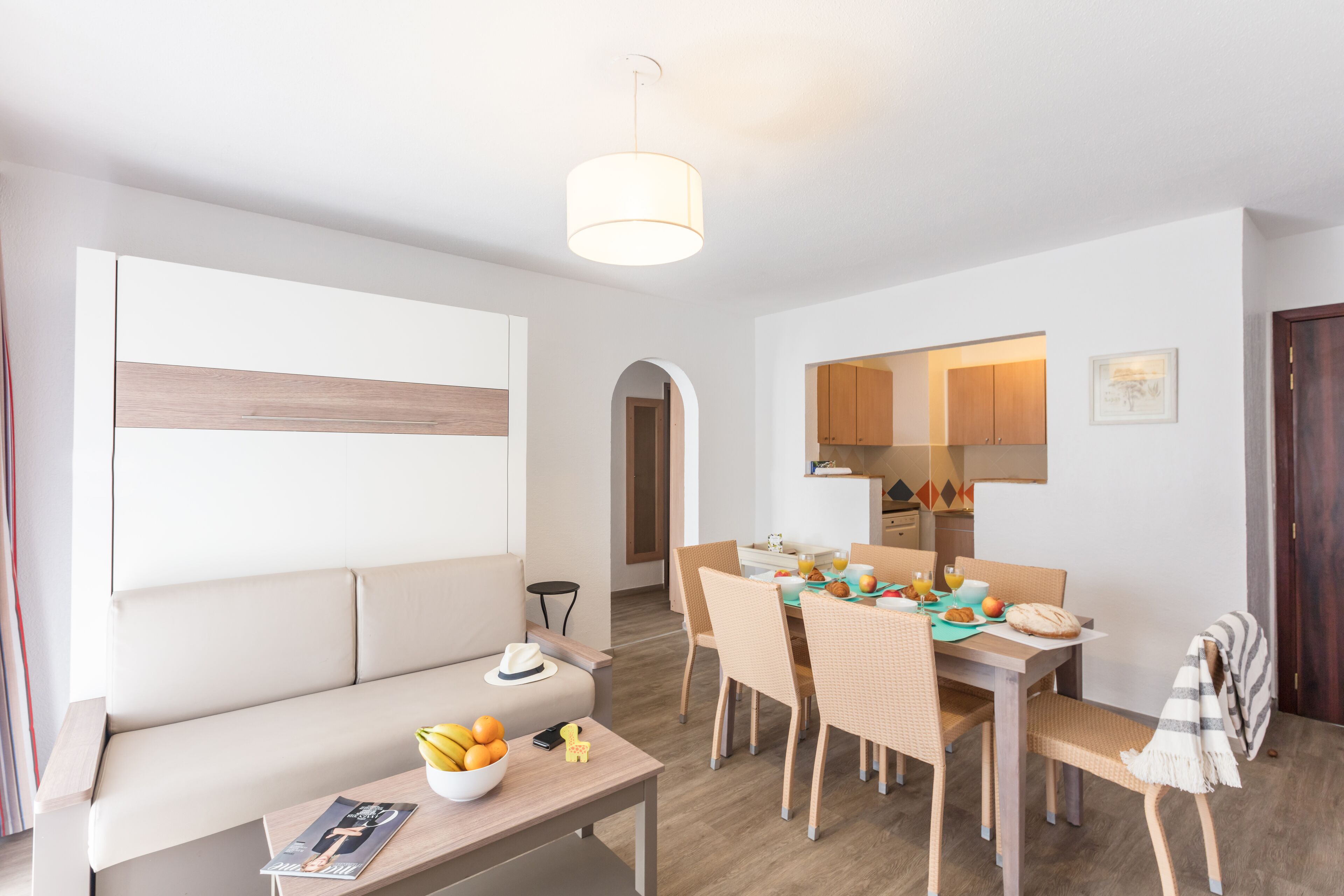 Apartamento, sacada | Área de estar | TV de tela plana, livros