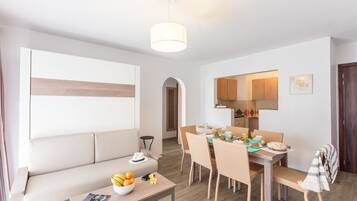 Apart Daire, Balkon | Oturma alanı | Düz ekran televizyon, kitaplar