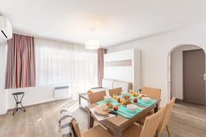 Flat-screen TV, books - Pierre & Vacances Résidence Les Platanes (Sainte-Maxime)