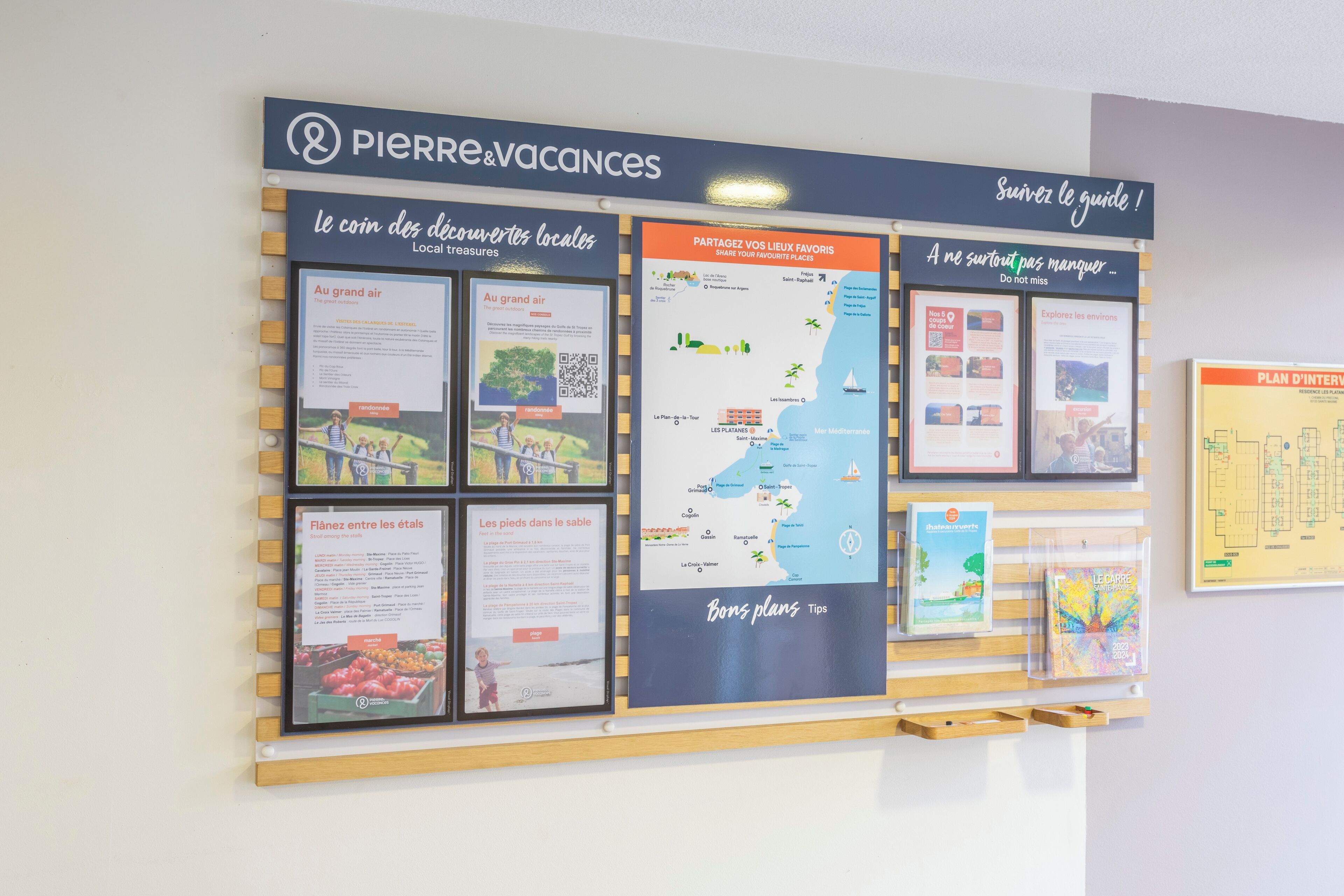 Un panneau d’affichage contenant des informations sur les voyages et des cartes.