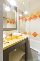 Studio 4 people - 1 sleeping alcove - Terrace or balcony | Bathroom | Hair dryer, towels