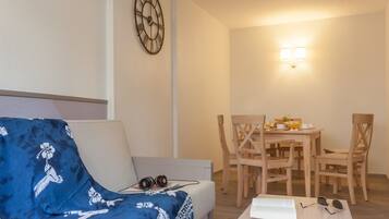 Apartment, 1 Schlafzimmer | Wohnzimmer | Flachbildfernseher, Bücher